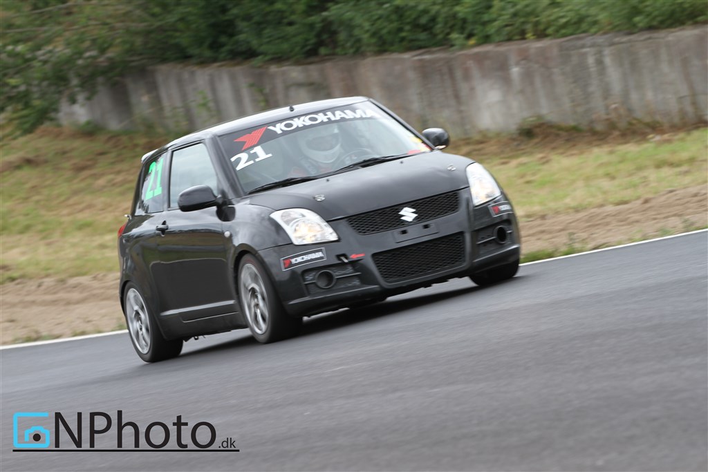 Kenneth Jerkel får mere og mere fart på i den sorte Suzuki Swift Sport
(Foto: CN Photo)